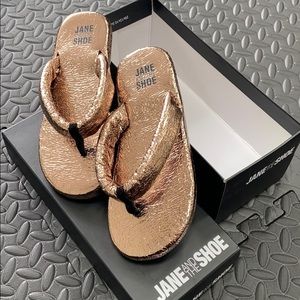 NWT Jane and the Shoe Jaime bronze flip flops